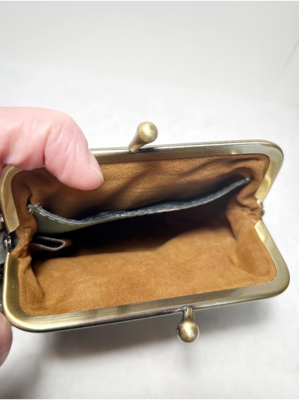 Patricia Nash Borse Tooled Leather Kiss-Lock Coin Purse Sage Green with Keyring - Picture 4 of 8